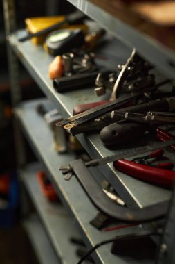 Araç servisinde çalışmak için raftaki iş araçlarının kapatılması