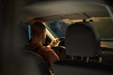 Teknisyenlerin direksiyon kontrolü yaptığı arka görünüm