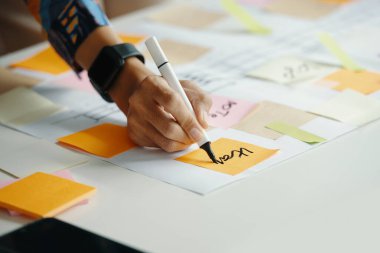 Ofiste plan üzerinde çalışırken tanınmayan kadın el yazısının kapatılması.