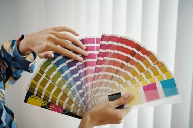 Renk paletini gösteren tanımlanamayan kadın tasarımcının el resmi, kopyalama alanı