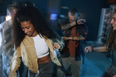 Evde dans eden gençlerin hareketlerini bulanıklaştırdı.