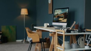 Masaüstü bilgisayarı, akıllı aletleri ve mobilyalı arka planı olan şık bir iç mekan görüntüsü.