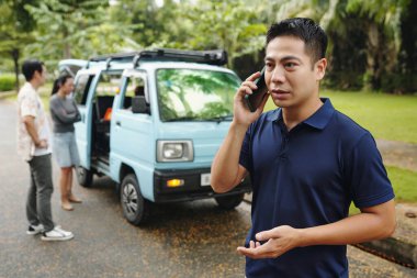Sürücü servisi arıyor çünkü yolda bozuk arabasıyla ilgili sorunları var.