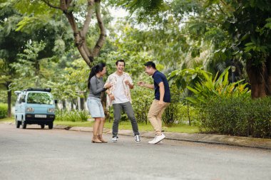 Gençler, minibüs yolculukları boyunca birlikte dışarıda eğleniyorlar.