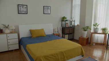 Kimse şık yatak odası içerisinden çekim yapmasın. Çift kişilik yatak, ev eşyalarıyla dolu raf ve uzaktan kumandalı dizüstü bilgisayarlı masa dahil.