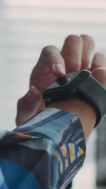 Bilinmeyen iş kadınının dikey görüntüsü bileklik ekranı ayarlıyor.