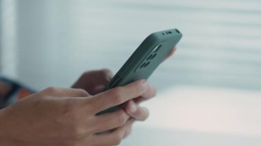 Ofiste cep telefonundan mesaj atan isimsiz kadın girişimcinin yakın çekimleri