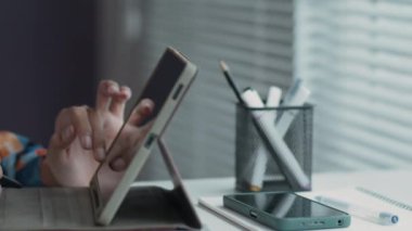 Ofis masasında otururken dijital tablete resim çizen isimsiz kadın grafik tasarımcısının ellerini yakın plan çek