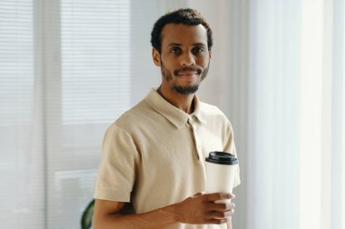 Ofisteyken kahve içen Afrikalı Amerikalı işadamının portresi