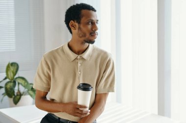 ofiste çalışırken kahve içme işadamı