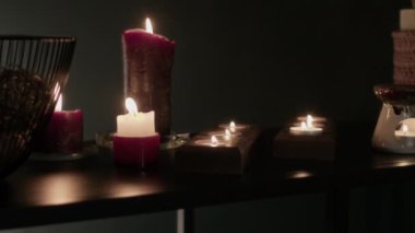 Hiç kimse masaj odasındaki ahşap masaya farklı boyutlarda mum yakarak koku yaydığını göremez.