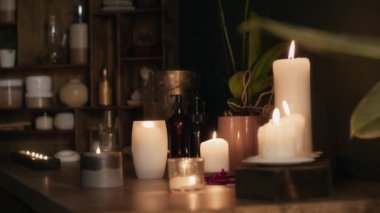 Sağlık merkezindeki masada yanan mum bileşiminden çekilen hiç kimse sükunet ve konfor atmosferi yaratmaz.