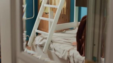 Hiç kimse küçük öğrenci odasının aynasından tahta ranza, gardırop, pencere kenarındaki eşyalar ve beyaz ısıtıcının akustik gitarıyla bakmaz.