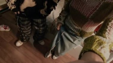 UGC, kamera için enerjik bir şekilde dans eden ve yurt odasında eğlenen iki neşeli kadının fotoğrafını çekti.