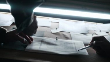 Alçak açılı, tanınmayan iki askeri ajanın kumanda merkezinde planları ve planları tartışırken görüntüsü.