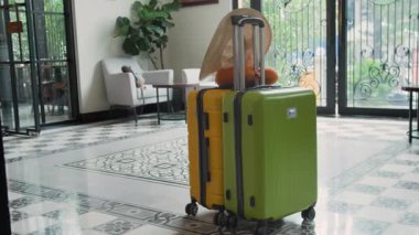 Uzun zamandır kimse renkli bavul, hasır şapka ve yastıkla cam kapılı şık otel salonunda fotoğraf çekmedi.