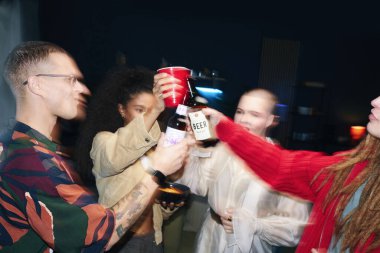 Bir grup farklı arkadaş partiden zevk alıyor, içkilerini canlı atmosferde yükseltiyorlar. Elementler arasında çeşitli içecekler, günlük kıyafetler ve festival ortamı yer alıyor.