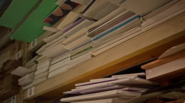 Atölyedeki ahşap raflardaki kağıt panoların yüksek açılı görüntüsü