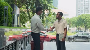 İki çift ırklı erkek iş arkadaşının şehir sokaklarında buluşup el sıkışması orta uzunlukta bir ihtimal.