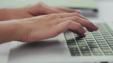 Dokunmatik dokunmatik ve kablosuz dizüstü bilgisayar kullanan tanınmayan bir kadının elleri.