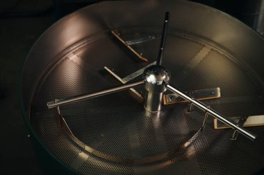 Yerel fabrikada bulunan yüksek açılı kahve kızartma makinası görüntüsü.