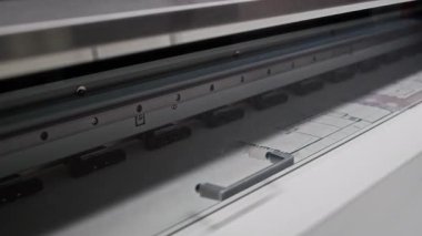 Yapım yazıcısı çiziminin kağıda yakın plan görüntüsü