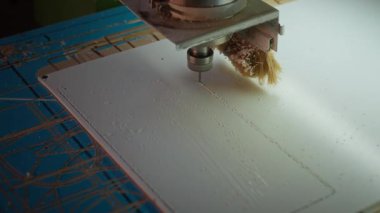 Fabrikadaki ahşap kalas üzerindeki makine kesiminin yakın çekim görüntüsü.