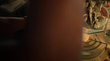 Yüksek açılı çekimde işçi torna ile kontrol ediyor ve fabrikada tahta kesiyor.