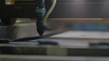 Fabrikadaki tahta üzerinde mikro akım ile torna modelinin yakın plan çekimi.