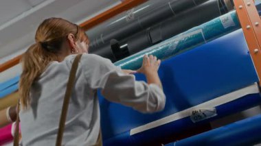 Atölyede renkli kağıtlarla çalışan işçilerin düşük açılı çekimi