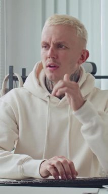 Stresli erkek programcının ofis masasındaki kodlama metninde hata bulma görüntüsü