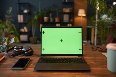Ofisteki iş yerinde yeşil santrallerle çevrimiçi çalışmak için dizüstü bilgisayarın yakın plan görüntüsü