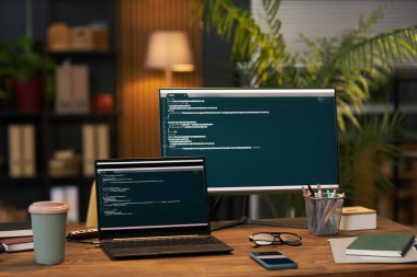 Modern ofisteki ekranda üst veriye sahip bilgisayarların kapatılması