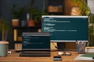 Ekonomi ofisindeki iş yerindeki bilgisayar monitörlerindeki güvenlik kodları