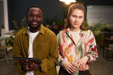 Çevrimiçi başlangıç projesi üzerinde çalışan çeşitli meslektaşların portresi