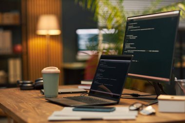 Bilgi işlem ofisindeki monitörlerde yeni güvenlik kodlarına sahip bilgisayarlar