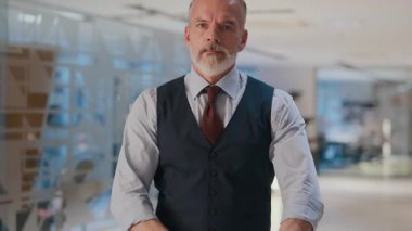 Ofiste fotoğraf makinesine poz veren Kafkas iş adamının portresini kaldır.