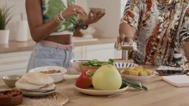 Mutfaktaki öğle yemeği için iki kişilik çok ırklı bir aileyi yukarı kaldır.