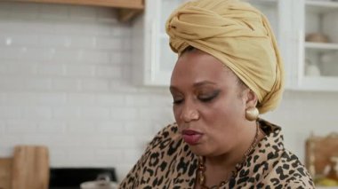 Çok ırklı bir annenin, genç kızına ev ödevi yaparken yardım ettiği el kamerası görüntüsü.