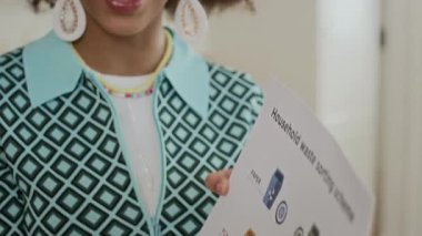 Anne ve kızının ev mutfağındaki atık toplama planından bahsederken çekilen görüntüler.