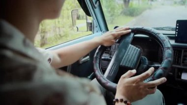 Minibüsün direksiyon simidi tanınmaz halde.