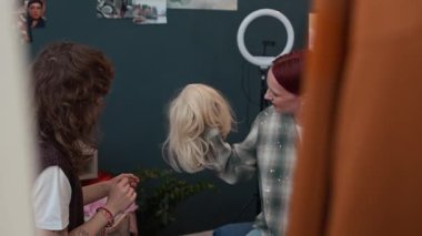 Sarışın peruğu tartışan iki Kafkas Gen Z kızı hangisine daha uygun olduğuna karar verirken