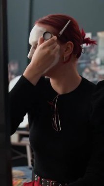 Beyaz tenli, kızıl saçlı, beyaz tenli, beyaz saçlı, beyaz tenli, beyaz, beyaz saçlı, beyaz saçlı, kostüm partisi için hazırlanan beyaz kızın dikey görüntüsü