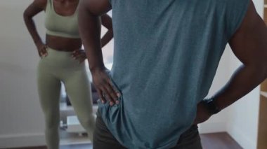 Siyah adamın kalça daireleri çizerken, kız arkadaşıyla spor yaparken çekimini yap.