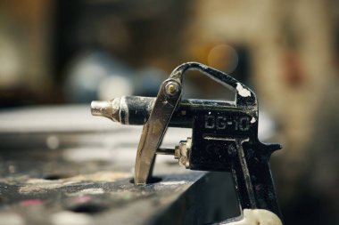 Metal torna atölyesinde ahşap ile çalışmak için yakın çekim