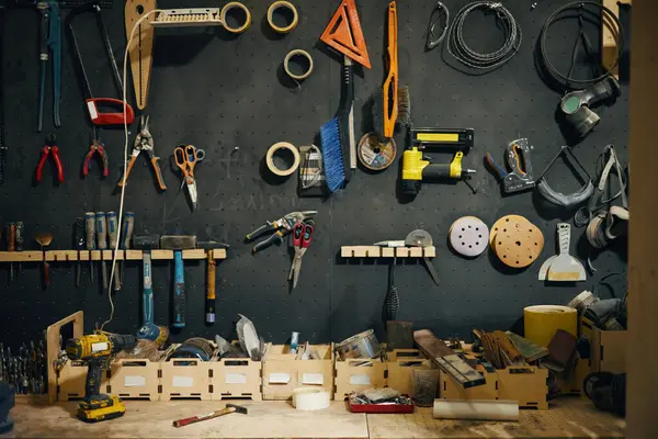 Kara duvarda farklı aletler olan ahşap atölye