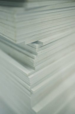 Üretim için beyaz yonga yığını yakın plan