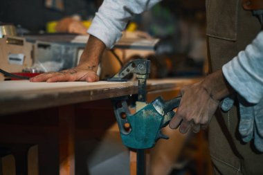 Atölyede aletle çalışan kadın işçilerin yakın çekimi