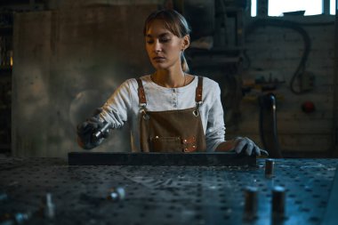 Atölyede metal işi yapan kadın işçi