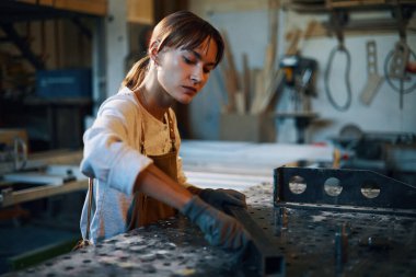 Atölyedeki detaylardan metal çerçeve üreten kadın